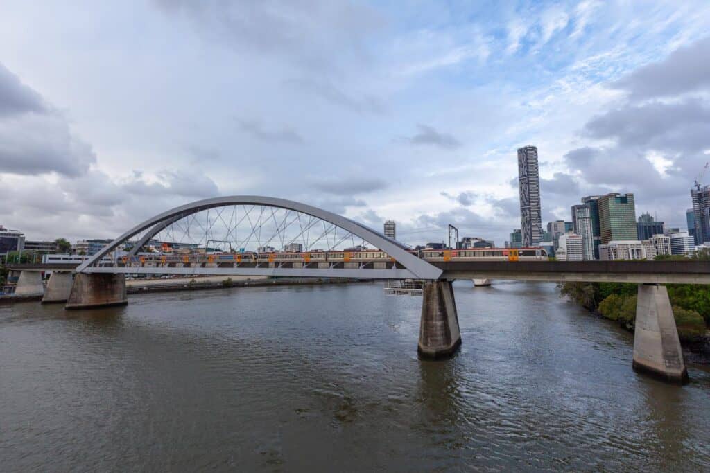 Train crossing the Merivale bridge over Brisbane river